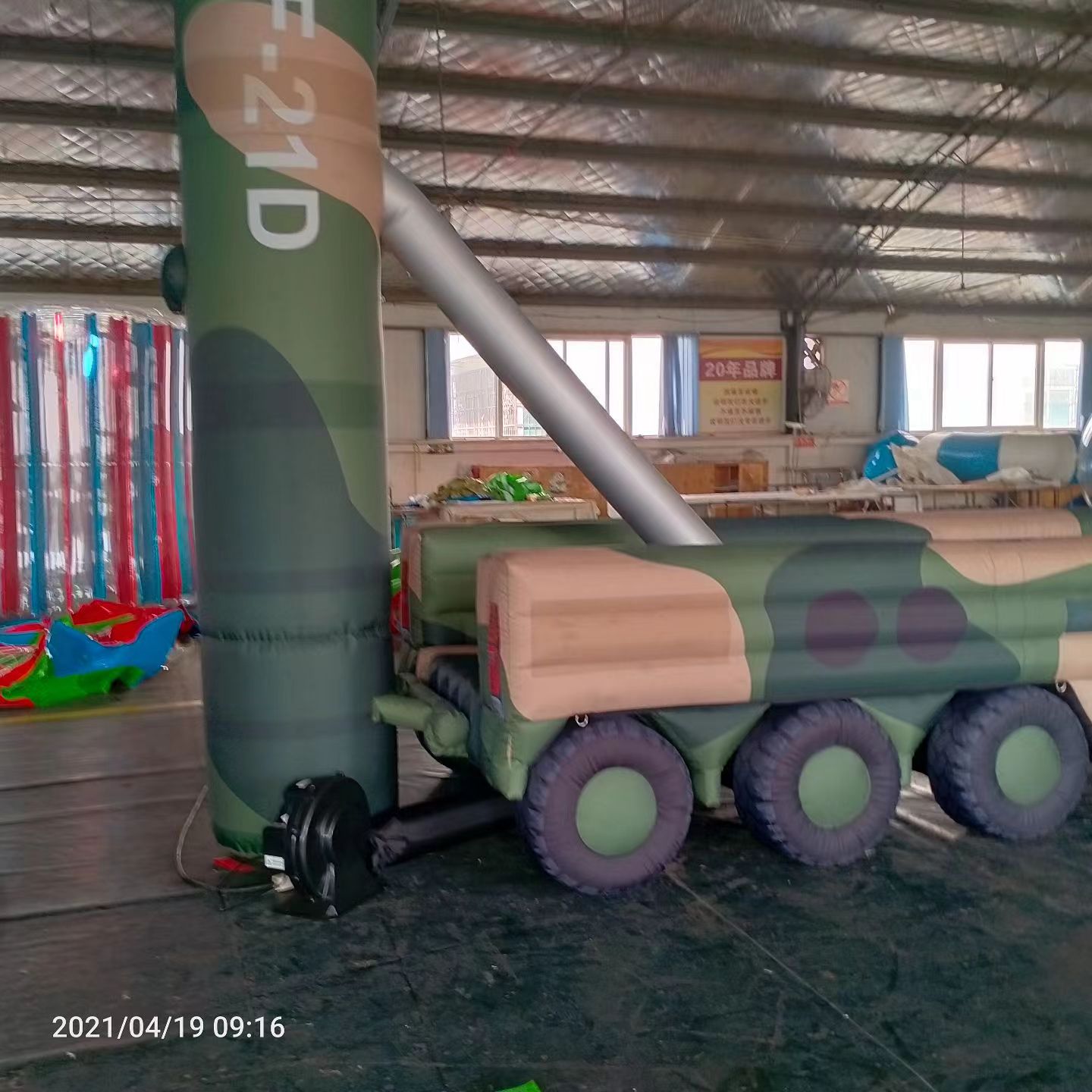 通川军事演习中的充气目标车辆：模拟发射车雷达车坦克飞机